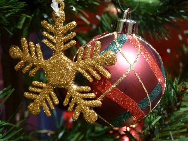 Een Close Shot Van Kerstmis Ornamenten Kerstboom — Stockfoto