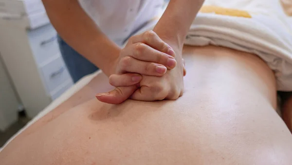 Colpo Mani Che Fanno Massaggio Corpo Umano — Foto Stock