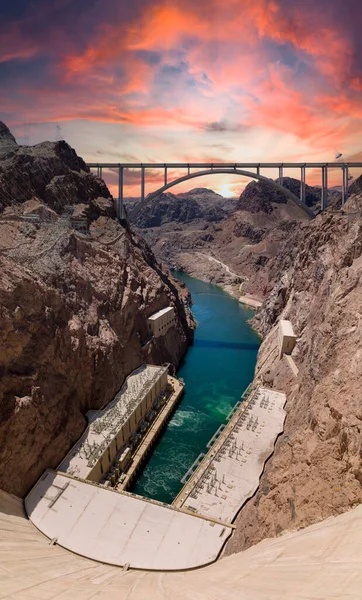 Vertical Shot Water Canal Hoover Dam Background Sunset — Stock Photo, Image