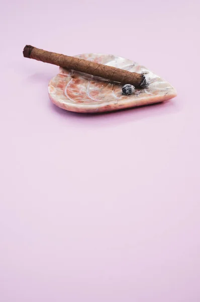 Eine Vertikale Aufnahme Einer Zigarre Auf Einem Aschenbecher Auf Einer — Stockfoto