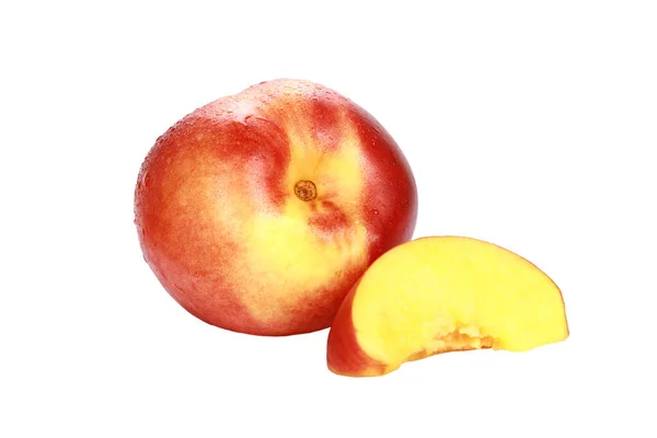 一片多汁的桃子 紧挨着一个白色背景的完整的桃子 — 图库照片