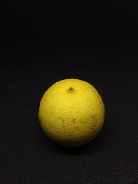 Närbild Liten Hel Gul Citron Isolerad Svart Bakgrund — Stockfoto