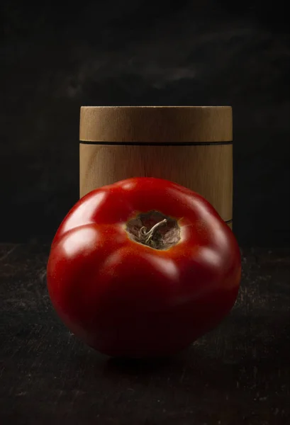 Tiro Vertical Uma Argamassa Madeira Com Tomate Sobre Fundo Preto — Fotografia de Stock