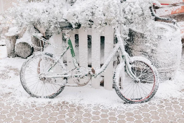 Closeup Bicycle Leaning Wooden Fence All Covered White Snow — Stockfoto