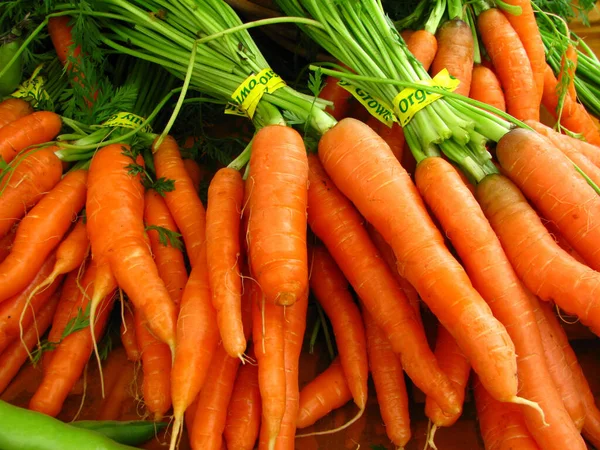 Крупним Планом Знімок Свіжих Пучків Моркви Жовтою Стрічкою Відображається Продуктовому — стокове фото