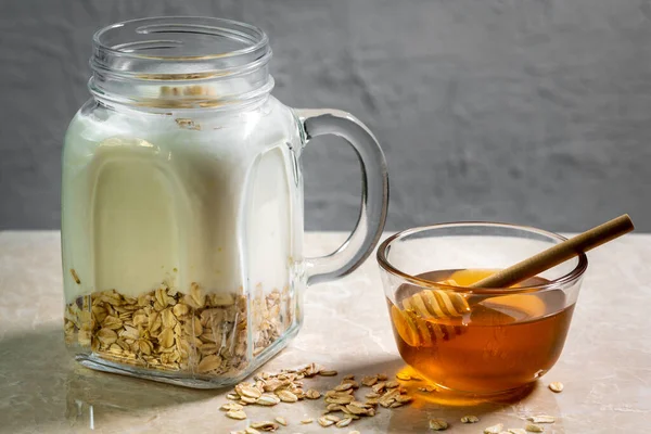 Primer Plano Avena Durante Noche Frasco Lleno Miel Yogur Con — Foto de Stock