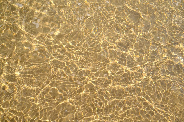 茶色の背景に反射する水面のパターンのトップビュー コピースペース — ストック写真