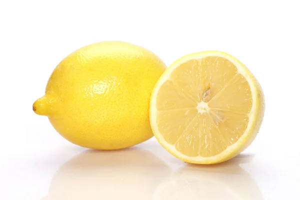 Hel Citron Med Ett Snitt Citron Isolerad Vit Bakgrund — Stockfoto