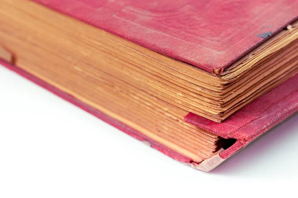 一本旧书籍的特写镜头 它的红色精装书经过风吹日晒 背景为白色 — 图库照片