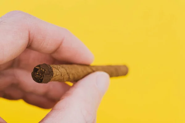 Nahaufnahme Einer Person Die Eine Zigarre Auf Einer Gelben Fläche — Stockfoto
