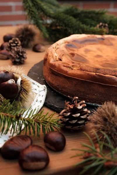 Närbild Bild Läckra Kastanj Cheesecake Över Ett Träbord Med Höstdekorationer — Stockfoto