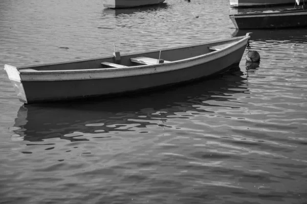 Снимок Лодки Серых Тонах Море Отражением — стоковое фото