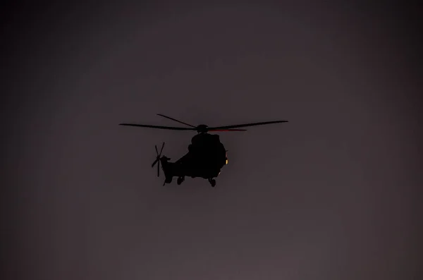 Uma Silhueta Helicóptero Voando Céu Escuro — Fotografia de Stock