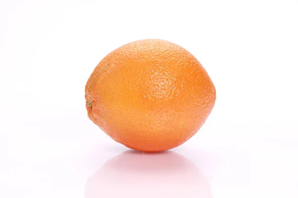 Una Sola Naranja Madura Aislada Sobre Fondo Blanco — Foto de Stock