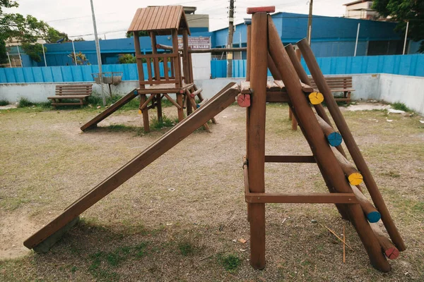 子供たちの木製の遊び場のクローズアップショット — ストック写真
