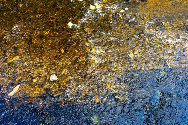 Eine Nahaufnahme Von Transparentem Flusswasser — Stockfoto