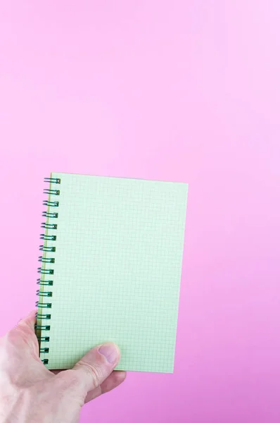 Tiro Vertical Caderno Branco Fundo Rosa — Fotografia de Stock