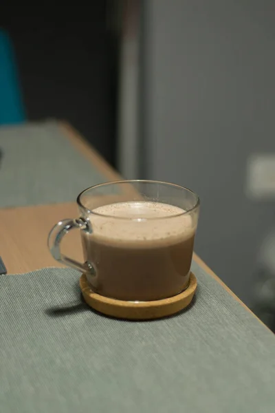 Een Verticaal Shot Van Een Cappuccino Een Transparante Mok — Stockfoto