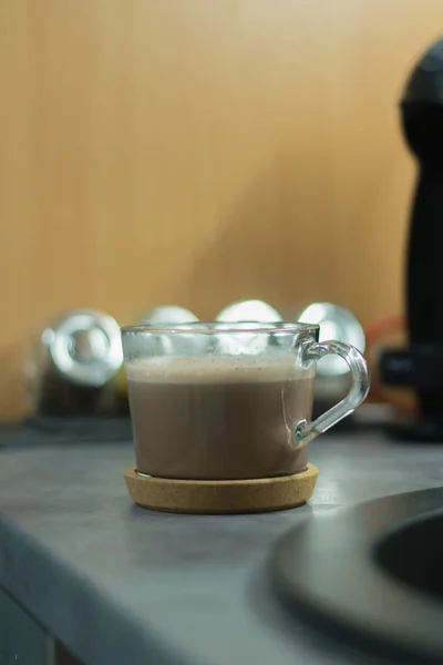 Disparo Vertical Capuchino Una Taza Transparente — Foto de Stock