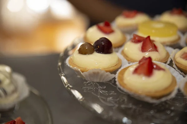 딸기와 과일로 장식된 쿠키의 선택적 — 스톡 사진