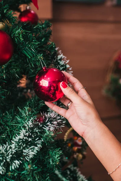 Een Verticaal Close Shot Van Het Versieren Van Een Kerstboom — Stockfoto