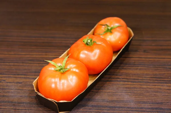 Gros Plan Tomates Dans Une Boîte Papier Sur Une Table — Photo