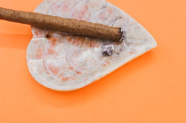 Высокоугольный Снимок Сигары Пепельнице Оранжевой Поверхности — стоковое фото