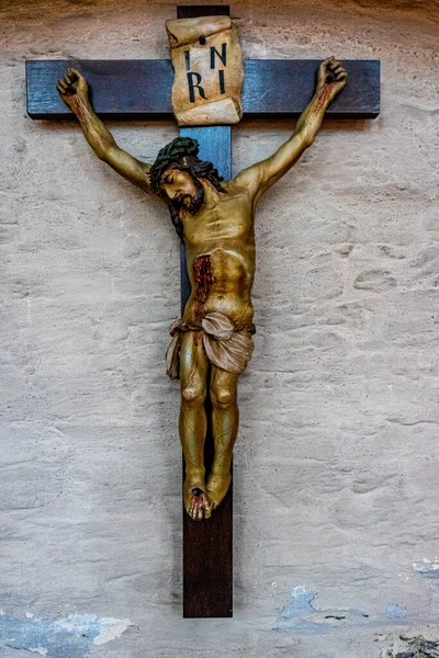 Eine Vertikale Aufnahme Der Kreuzigungsskulptur Von Jesus Christus Einer Wand — Stockfoto