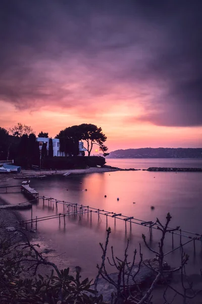 法国里维拉海岸紫色落日的垂直照片 — 图库照片