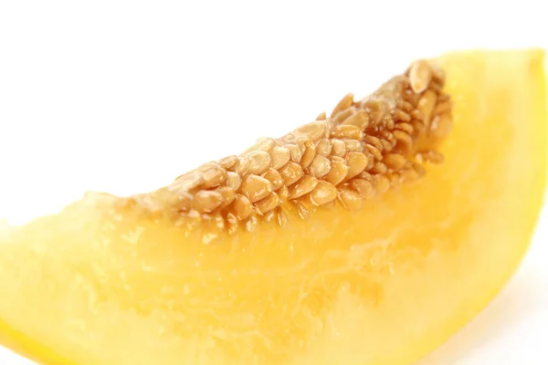 Sepotong Tunggal Melon Dengan Biji Terisolasi Pada Latar Belakang Putih — Stok Foto