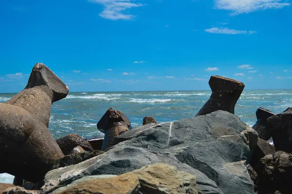 Eine Nahaufnahme Riesiger Steine Einer Küste — Stockfoto