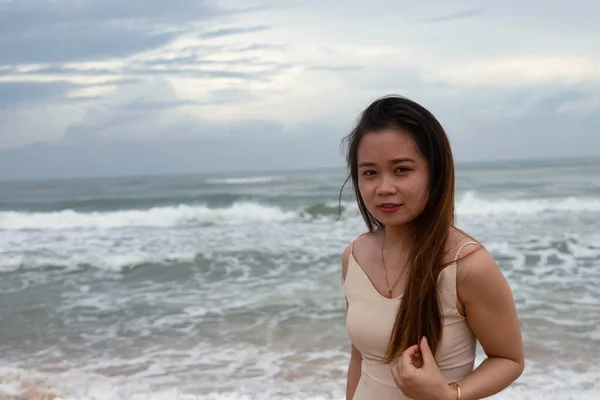 Hermoso Retrato Una Joven Asiática Posando Una Playa —  Fotos de Stock