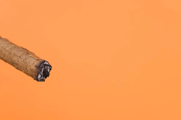 Крупный План Горящей Сигары Оранжевой Поверхности — стоковое фото