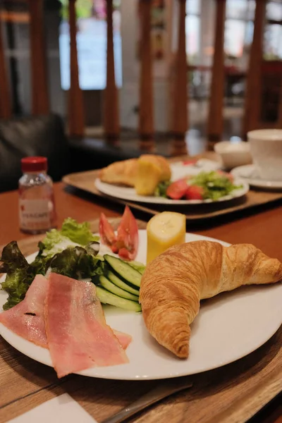 Eine Vertikale Nahaufnahme Eines Kontinentalen Frühstücks Auf Einem Weißen Teller — Stockfoto