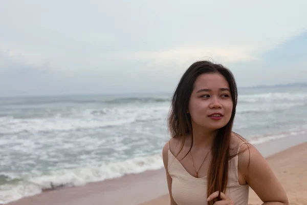 Egy Gyönyörű Portré Egy Fiatal Ázsiai Nőről Aki Tengerparton Pózol — Stock Fotó