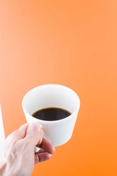 Colpo Verticale Una Persona Che Tiene Una Tazza Caffè Uno — Foto Stock