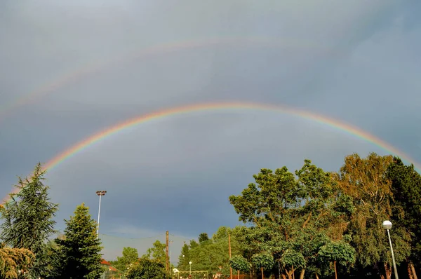 公園の上の美しい虹の絵のような景色 — ストック写真