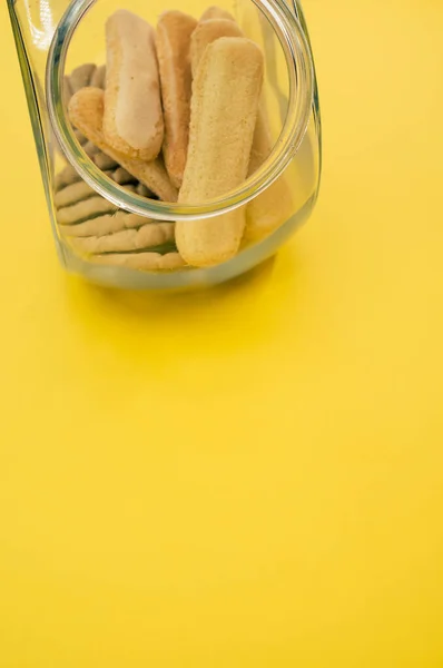 Disparo Vertical Tazón Galletas Sobre Una Superficie Amarilla —  Fotos de Stock