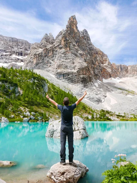 Hombre Pie Sobre Una Roca Con Puños Aire Frente Hermosa — Foto de Stock