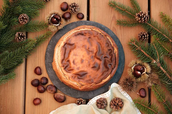 Överblick Över Läckra Kastanj Cheesecake Över Ett Träbord Med Höstdekorationer — Stockfoto