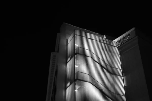 Uma Imagem Tons Cinza Moderno Edifício Vidro Alto Roma — Fotografia de Stock