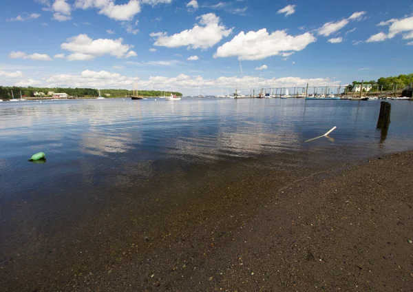 Una Vista Del Puerto Belfast Maine Bajo Cielo Nublado —  Fotos de Stock