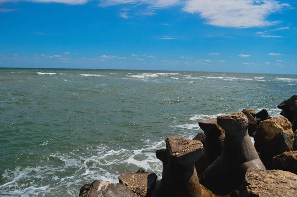 Una Hermosa Vista Del Tranquilo Océano Junto Costa Rocosa —  Fotos de Stock