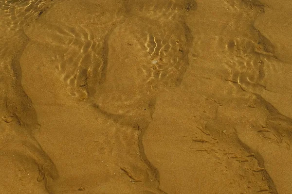 Снимок Кристально Чистой Воды Сверху Фоне Коричневого Песка — стоковое фото