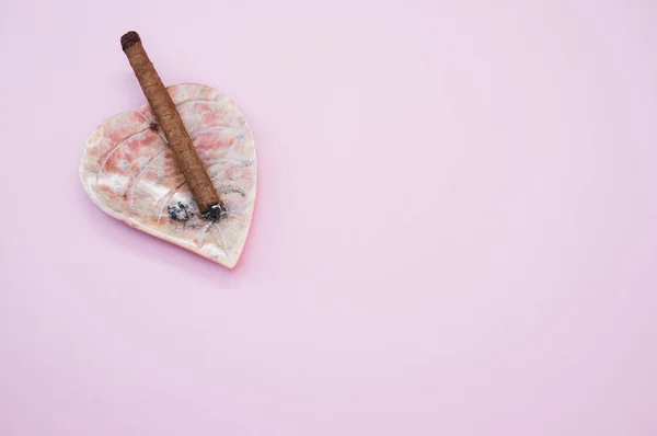 Plan Grand Angle Cigare Sur Cendrier Sur Une Surface Rose — Photo