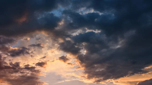 Lélegzetelállító Kilátás Felhőkre Esti Égbolton — Stock Fotó