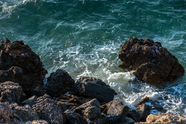 Una Vista Las Olas Golpeando Una Costa Rocosa Knidos Dacta — Foto de Stock