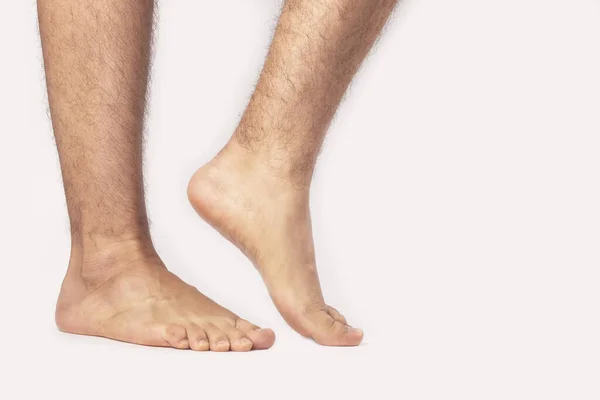 Nahaufnahme Der Nackten Füße Eines Erwachsenen Mannes Der Vor Weißem — Stockfoto