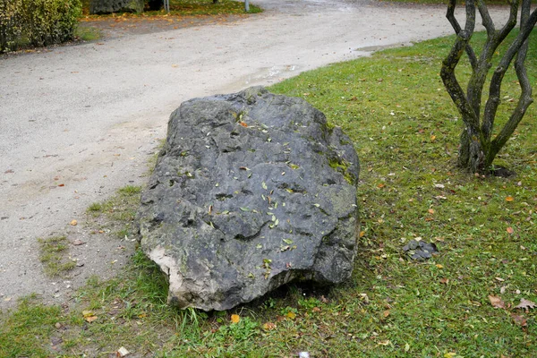 Μια Μεγάλη Πέτρα Στο Έδαφος Κοντά Στο Δρόμο Του Αυτοκινήτου — Φωτογραφία Αρχείου