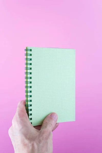 Tiro Vertical Caderno Branco Fundo Rosa — Fotografia de Stock